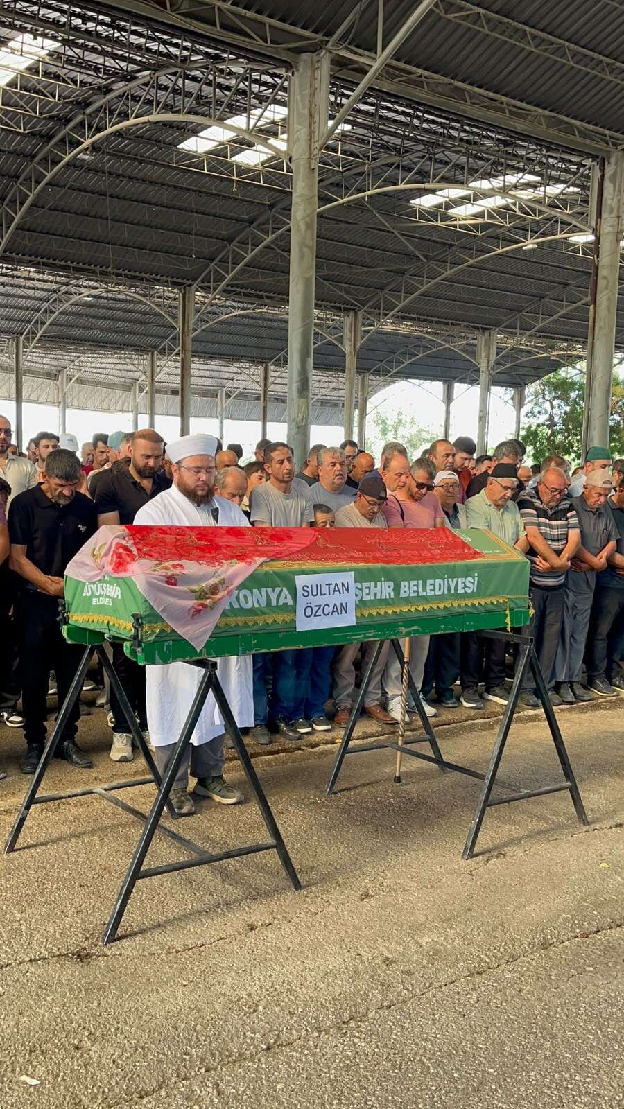 Kırmızılı Kadın'a hüzünlü veda! Konyalılar son yolculuğunda yalnız bırakmadı 15